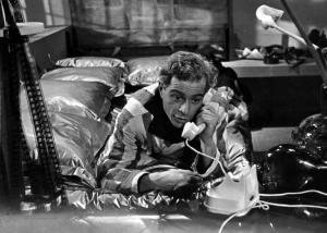 Scena del film "Bionda sotto chiave" - Camillo Mastrocinque - 1939 - L'attore Guido Lazzarini a letto al telefono