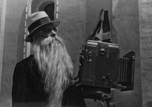 Scena del film "Bionda sotto chiave" - Camillo Mastrocinque - 1939 - L'attore Erico Viarisio con una lunga barba dietro a una macchina fotografica