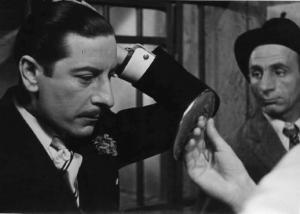 Scena del film "Bionda sotto chiave" - Camillo Mastrocinque - 1939 - L'attore Giuseppe Porelli davanti a uno specchio