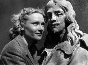 Scena del film "Bionda sotto chiave" - Camillo Mastrocinque - 1939 - L'attrice Vivi Gioi accanto a una statua