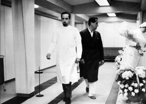Scena del film "Il boom" - Vittorio De Sica - 1963 - L'attore Alberto Sordi in vestagli segue un medico nella corsia di un ospedale