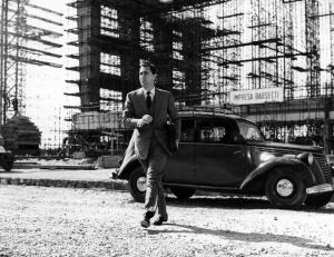 Scena del film "Il boom" - Vittorio De Sica - 1963 - L'attore Alberto Sordi accanto a una macchina in un cantiere