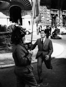Scena del film "Il boom" - Vittorio De Sica - 1963 - L'attore Alberto Sordi accanto a un bersagliere