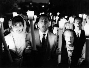 Scena del film "Il boom" - Vittorio De Sica - 1963 - Gli attori Gianna Maria Canale e Alberto Sordi con dei ceri in mano a una processione