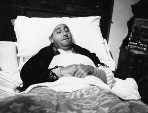 Scena del film "Il boom" - Vittorio De Sica - 1963 - L'attore Alberto Sordi a letto