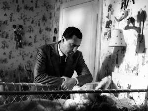 Scena del film "Il boom" - Vittorio De Sica - 1963 - L'attore Alberto Sordi accanto a una culla
