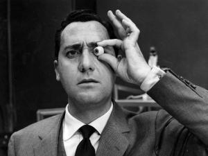 Scena del film "Il boom" - Vittorio De Sica - 1963 - L'attore Alberto Sordi con un occhio di vetro