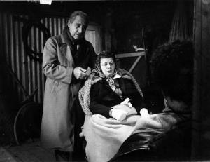 Scena del film "Un borghese piccolo piccolo" - Mario Monicelli - 1976 - Gli attori Alberto Sordi, Shelley Winters e, di spalle, Renzo Carboni