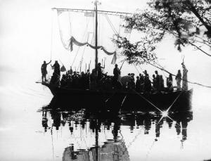 Scena del film "Brancaleone alle crociate" - Mario Monicelli - 1970 - L'attore Vittorio Gassman e attori non identificati su una barca