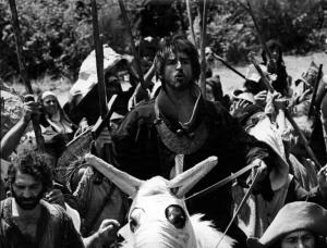Scena del film "Brancaleone alle crociate" - Mario Monicelli - 1970 - L'attore Vittorio Gassman a cavallo