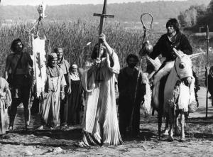 Scena del film "Brancaleone alle crociate" - Mario Monicelli - 1970 - L'attore Vittorio Gassman a cavallo e attori non identificati