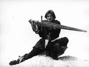 Scena del film "Brancaleone alle crociate" - Mario Monicelli - 1970 - L'attore Vittorio Gassman impugna una spada