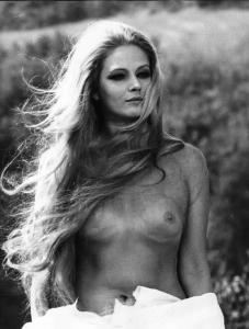 Scena del film "Brancaleone alle crociate" - Mario Monicelli - 1970 - L'attrice Beba Loncar nuda