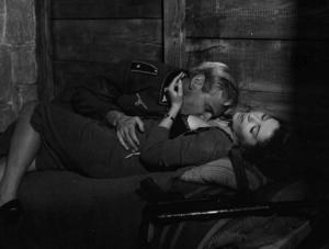 Scena del film "Un branco di vigliacchi" - Fabrizio Taglioni - 1962 - Due attori non identificati sul letto