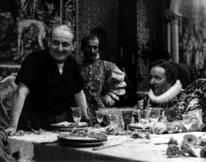 Scena del film "Il bravo di Venezia" - Carlo Campogalliani - 1941 - Il regista Carlo Campogalliani con l'attore Emilio Cigoli e un attore non identificato a tavola