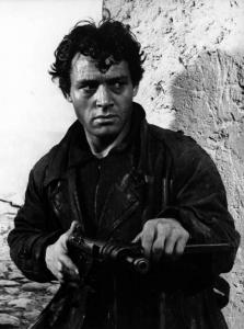Scena del film "Il brigante" - Renato Castellani - 1960 - Un attore non identificato impugna un mitra
