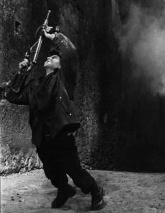 Scena del film "Il brigante" - Renato Castellani - 1960 - Un attore non identificato con un mitra