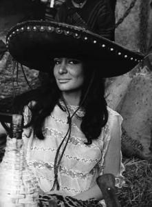 Scena del film "Un buco in fronte" - Giuseppe Vari - 1967 - Un'attrice non identificata con un sombrero