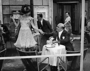 Scena del film "Caccia alla volpe" - Vittorio De Sica - 1966 - Gli attori Britt Ekland e Mimmo Poli
