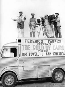 Scena del film "Caccia alla volpe" - Vittorio De Sica - 1966 - Gli attori Peter Sellers, Mac Ronay, Tino Buazzelli e Paolo Stoppa su una camionetta