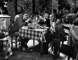 Scena del film "Caccia alla volpe" - Vittorio De Sica - 1966 - Gli attori Mac Ronay, Tino Buazzelli e Paolo Stoppa a tavola al ristorante