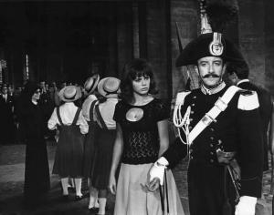 Scena del film "Caccia alla volpe" - Vittorio De Sica - 1966 - Gli attori Britt Ekland e Peter Sellers in divisa da carabiniere