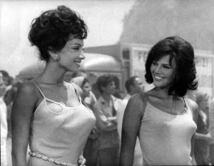 Scena del film "Caccia alla volpe" - Vittorio De Sica - 1966 - Due attrici non identificate
