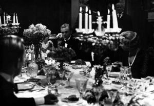 Scena del film "La caduta degli dei" - Luchino Visconti - 1969 - Attori non identificati a tavola