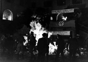 Scena del film "La caduta degli dei" - Luchino Visconti - 1969 - Militari nazisti davanti a un rogo