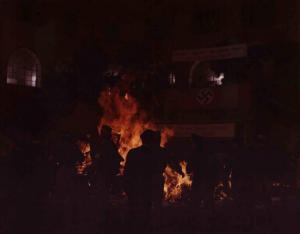 Scena del film "La caduta degli dei" - Luchino Visconti - 1969 - Militari nazisti davanti a un rogo
