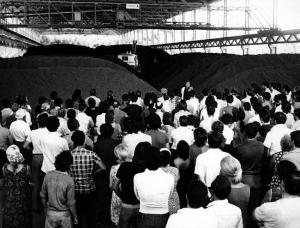 Scena del film "La califfa" - Alberto Bevilacqua - 1971 - Attori non idenfificati in una fabbrica