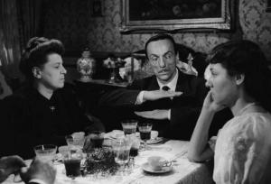 Scena del film "Cameriera bella presenza offresi..." - Giorgio Pàstina - 1951 - Gli attori Vittoria Crispo, Eduardo De Filippo e un'attrice non identificata a tavola