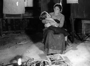 Scena del film "Camicia nera" - Giovacchino Forzano - 1933 - L'attrice Antonietta Mecale culla un bambino