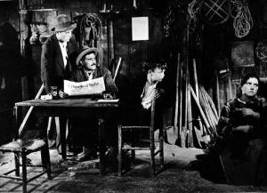 Scena del film "Camicia nera" - Giovacchino Forzano - 1933 - Attori non identificati