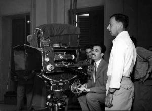 Set del film "Camilla" - Luciano Emmer - 1954 - Il regista Luciano Emmer con gli opeatori della troupe