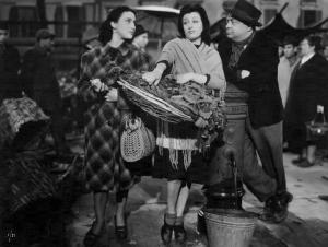 Scena del film "Campo de' Fiori" - Mario Bonnard - 1943 - Gli attori Luana Lori, Anna Magnani e Aldo Fabrizi al mercato