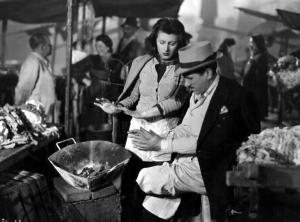 Scena del film "Campo de' Fiori" - Mario Bonnard - 1943 - Gli attori Anna Magnani e Peppino De Filippo al mercato