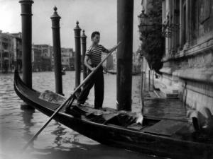 Scena del film "Canal grande" - Andrea Di Robilant - 1943 - L'attore Fedele Gentile sulla gondola