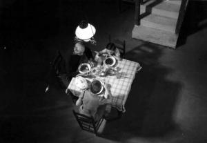 Scena del film "Il canale degli angeli" - Francesco Pasinetti - 1934 - Il bambino Pino Locchi a tavola con due attori non identificati