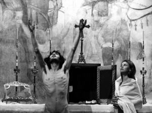 Scena del film "I cannibali" - Liliana Cavani - 1969 - Gli attori Pierre Clémenti e Britt Ekland in chiesa