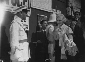 Scena del film "La canzone del sole" - Max Neufeld - 1933 - L'attrice Liliana Deitz e attori non identificati