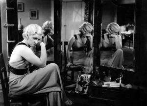Scena del film "La canzone del sole" - Max Neufeld - 1933 - L'attrice Liliana Deitz allo specchio