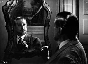 Scena del film "Il cappotto" - Regia Alberto Lattuada - 1952 - L'attore Giulio Stival allo specchio