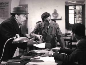 Scena del film "Il carabiniere a cavallo" - Regia Carlo Lizzani - 1961 - Gli attori Peppino De Filippo e Nino Manfredi