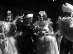 Scena del film "Il carnevale di Venezia" - Regia Giuseppe Adami, Giacomo Gentilomo - 1940 - Attrici non identificate