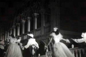 Set del film "Il carnevale di Venezia" - Regia Giuseppe Adami, Giacomo Gentilomo - 1940 - Un gruppo di ballerine a Palazzo Ducale di Venezia