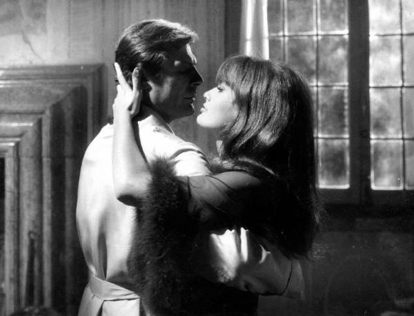 Scena del film "Casanova '70" - Regia Mario Monicelli - 1964 - Gli attori Marcello Mastroianni e Marisa Mell