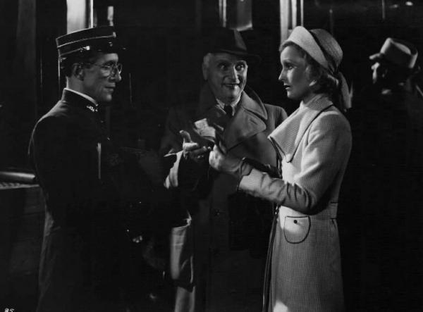 Scena del film "Castelli in aria" - Regia Augusto Genina - 1939 - L'attrice Lilian Harvey e attori non identificati