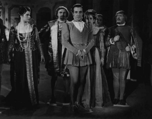 Scena del film "Castelli in aria" - Regia Augusto Genina - 1939 - L'attore Vittorio De Sica e attori non identificati