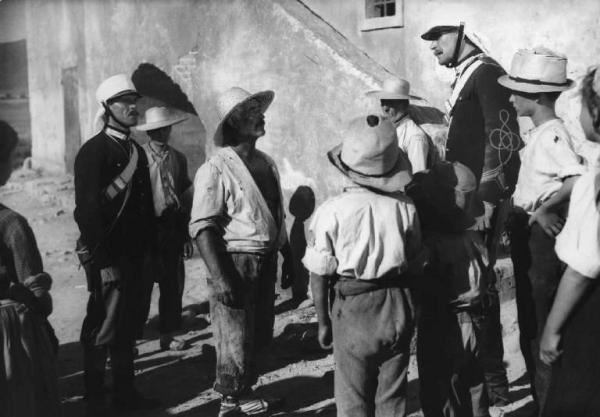 Scena del film "Cielo sulla palude" - Regia Augusto Genina - 1949 - Attori non identificati davanti all'ufficiale